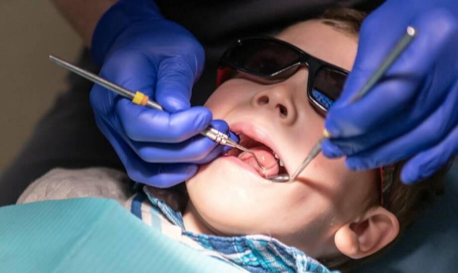 Jakie są najczęstsze problemy z zębami mlecznymi i jak je rozwiązywać?