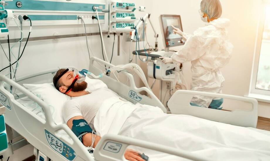 Jakie są kluczowe różnice w objawach nagłego zatrzymania krążenia u różnych grup wiekowych?