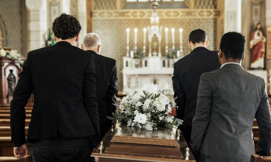 Jakie wyzwania wiążą się z organizacją pogrzebowej ceremonii świeckiej i wyznaniowej?