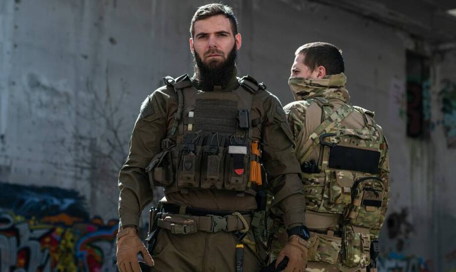 Pasek wojskowy jako funkcjonalny dodatek do odzieży myśliwskiej