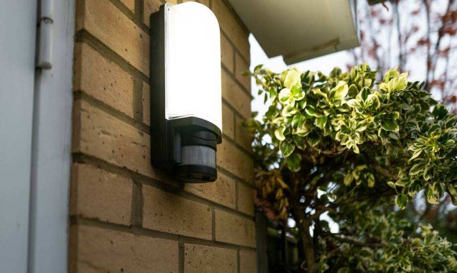 Jak dobrać oświetlenie zewnętrzne, aby zapewnić bezpieczeństwo posesji?