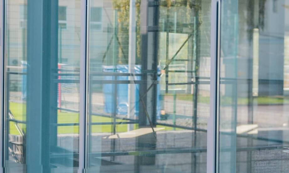 Jakie zalety mają drzwi przesuwne ze stali nierdzewnej w branży budowlanej?