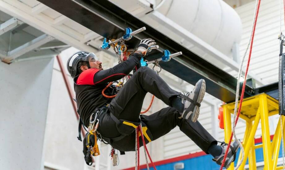 Przewodnik po montażu masztu 10m – na co zwrócić uwagę?