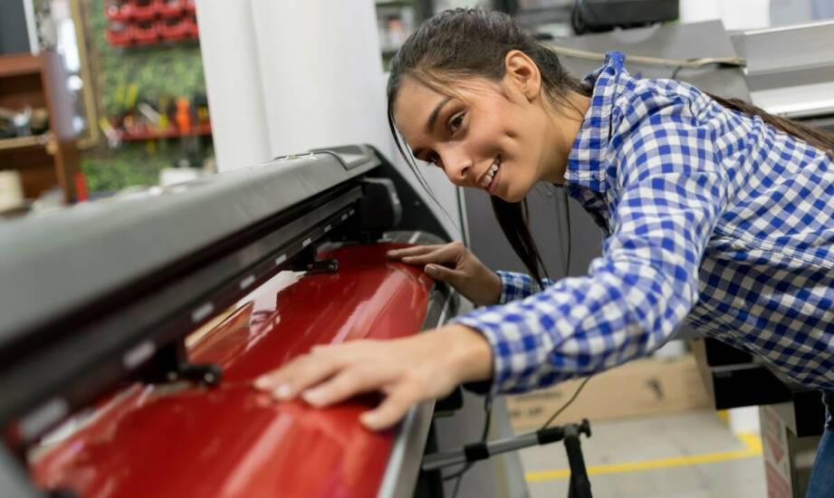 Ploter do cięcia folii a tworzenie unikalnych wzorów na tkaninach