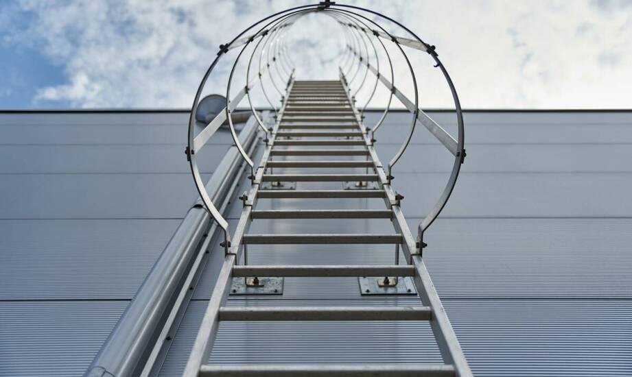 Jakie korzyści przynosi montaż uchwytu na drabinę w pojazdach służbowych?