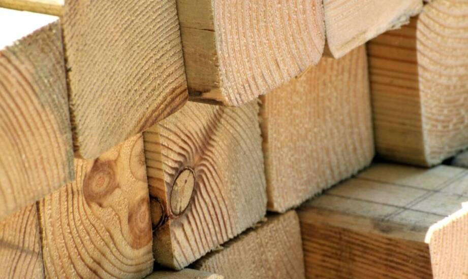 Jakie są korzyści z zakupu tarcicy budowlanej od tartaków racibórz?