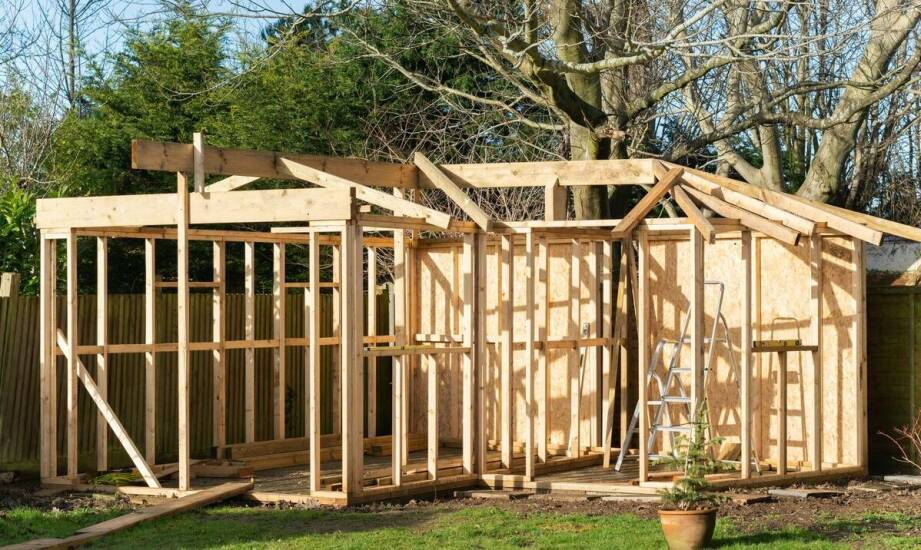 Jakie są główne zalety budowy domu drewnianego bez pozwolenia?