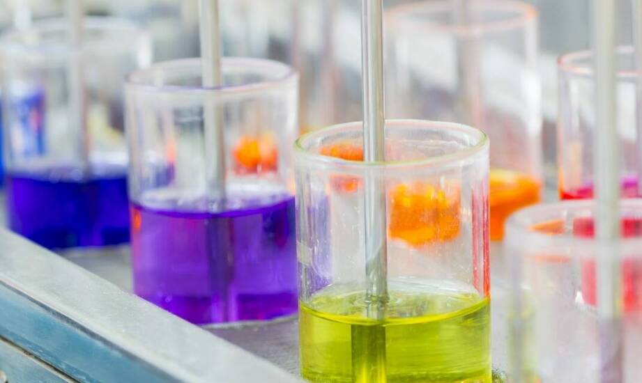 Jakie są wyzwania związane z produkcją aminokwasów heterocyklicznych?