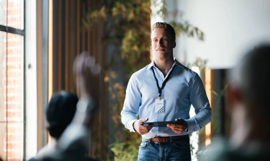 Jakie umiejętności rozwija tłumacz dzięki praktyce w tłumaczeniu konsekutywnym po angielsku?