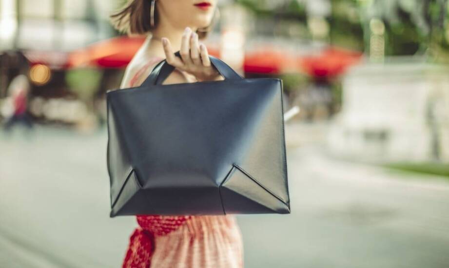 Jak zestawić elegancki kombinezon z torebką na wieczorne wyjście?