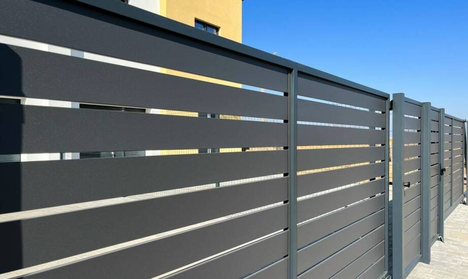 Porównanie funkcjonalności bram i furtek w nowoczesnych systemach ogrodzeniowych