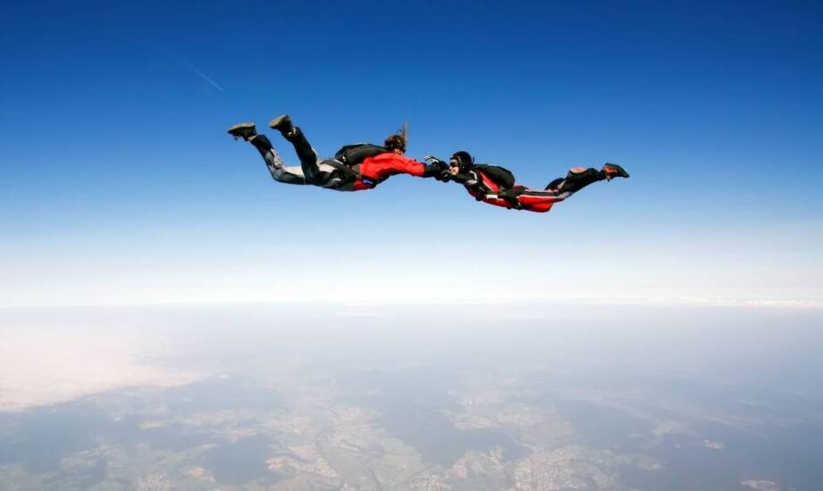 Jakie są zalety posiadania filmu z grupowego skoku spadochronowego?