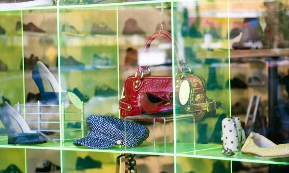 Lakierowanie UV a estetyka opakowań – jak przyciągnąć wzrok klienta?