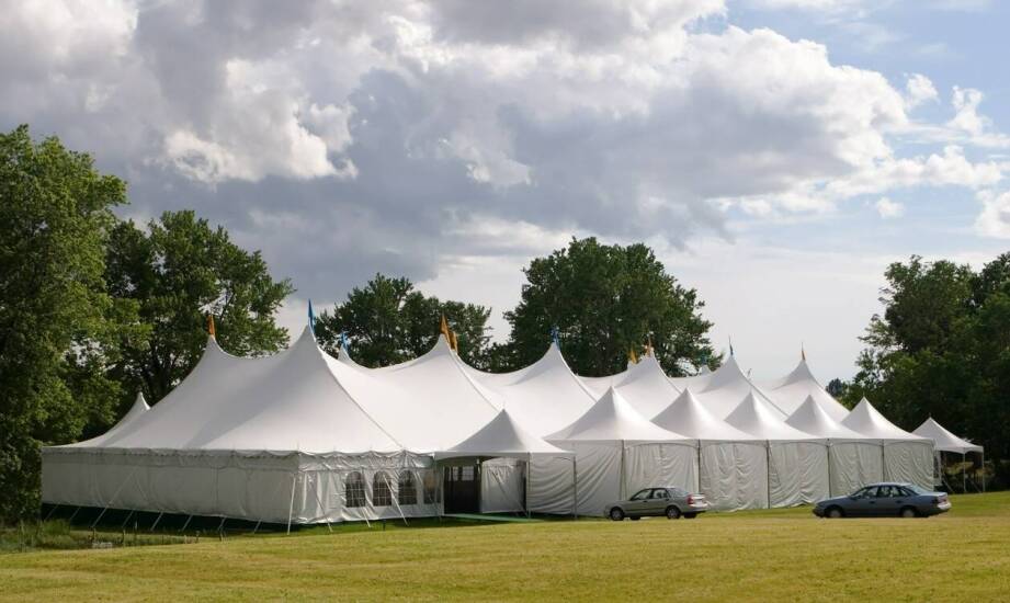 Ochrona wynajmowanych mebli eventowych przed warunkami atmosferycznymi