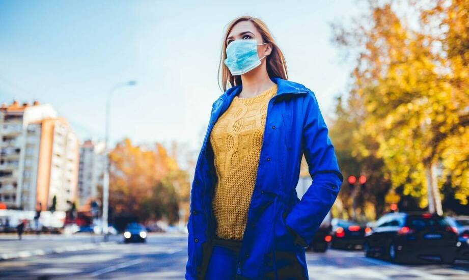 Maseczki damskie w połączeniu z modnymi akcesoriami jesieni