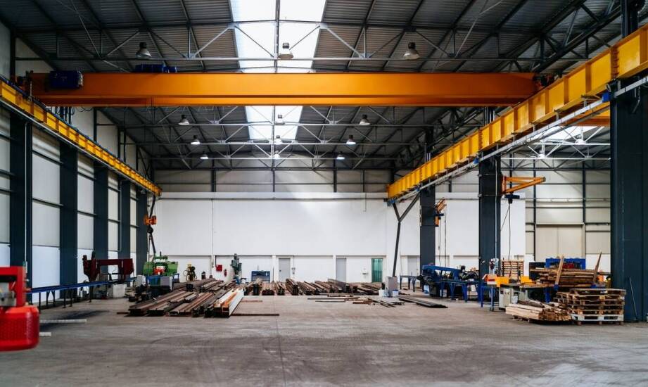 Jakie korzyści przynoszą drzwi rozwierane w zakładach przemysłowych?