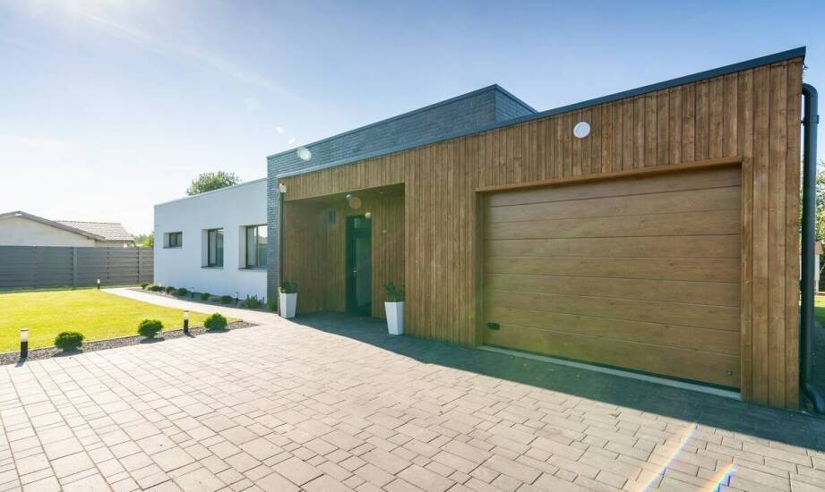 Jakie cechy wyróżniają bramy segmentowe w ofercie renomowanych producentów?