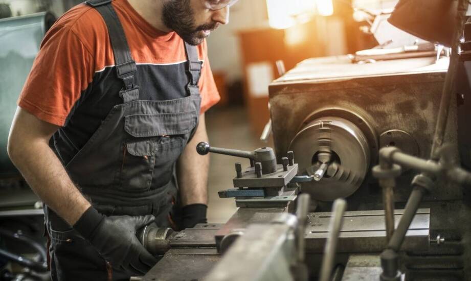 Jakie są wyzwania związane z wdrażaniem technologii przeciągania otworów?