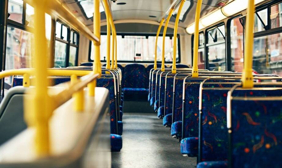 Przestronne wnętrza naszych busów – idealne rozwiązanie na długie trasy