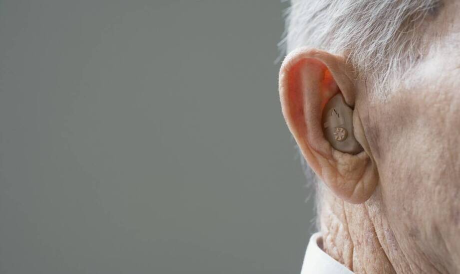 Jakie są zalety korzystania z systemów wspomagających słyszenie?