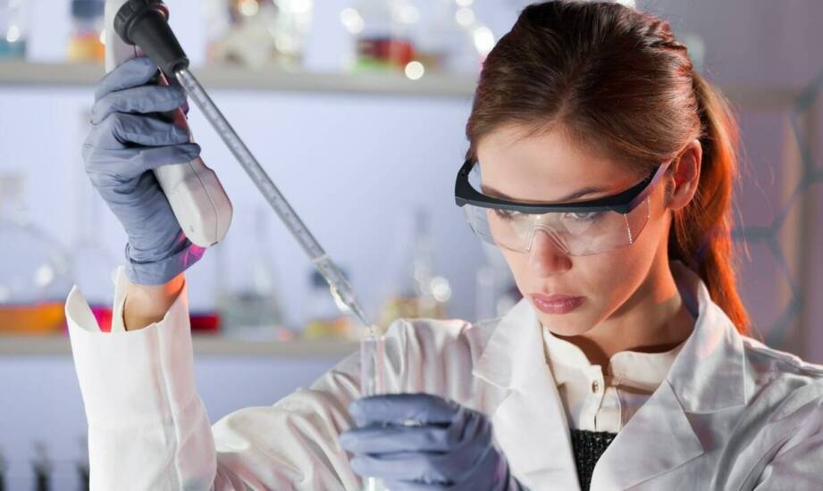 Jak kontrola temperatury wrzenia azotu wpływa na bezpieczeństwo w laboratoriach?