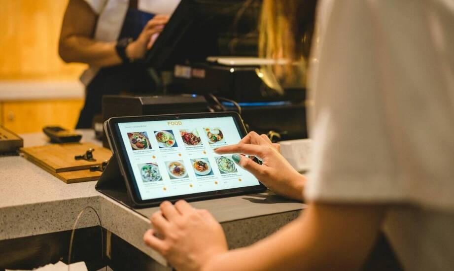 Jak intuicyjna obsługa kas rejestrujących online wpływa na pracę personelu?