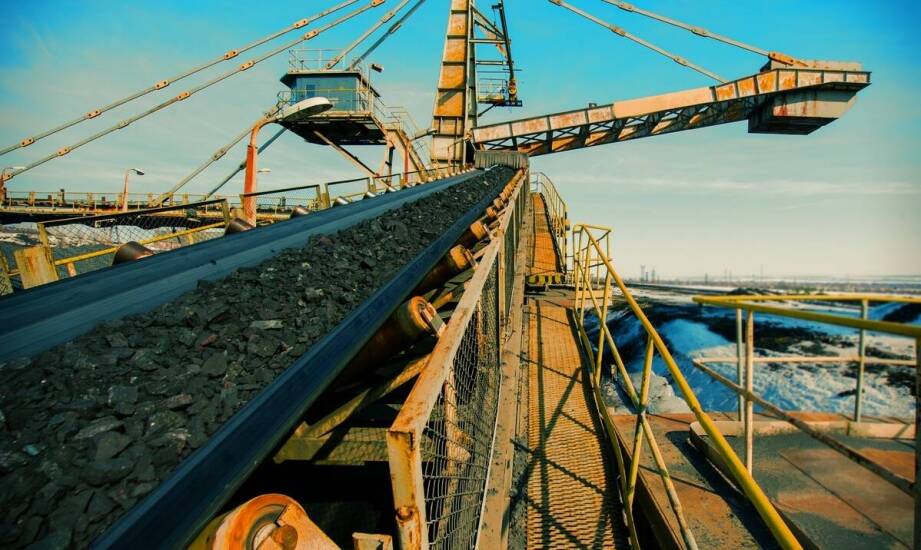 Jak transportery taśmowe wpływają na redukcję kosztów operacyjnych?