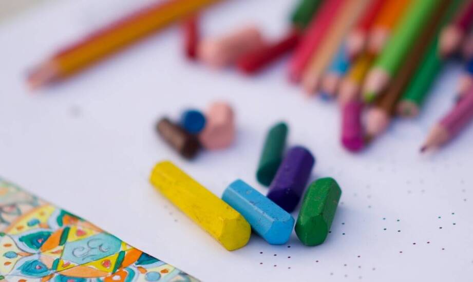 Jakie cechy wyróżniają kredki świecowe wykręcane na tle innych produktów?