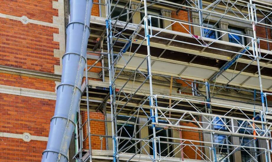 Jakie są najważniejsze zalety rusztowań jezdnych aluminiowych w pracach konserwacyjnych?