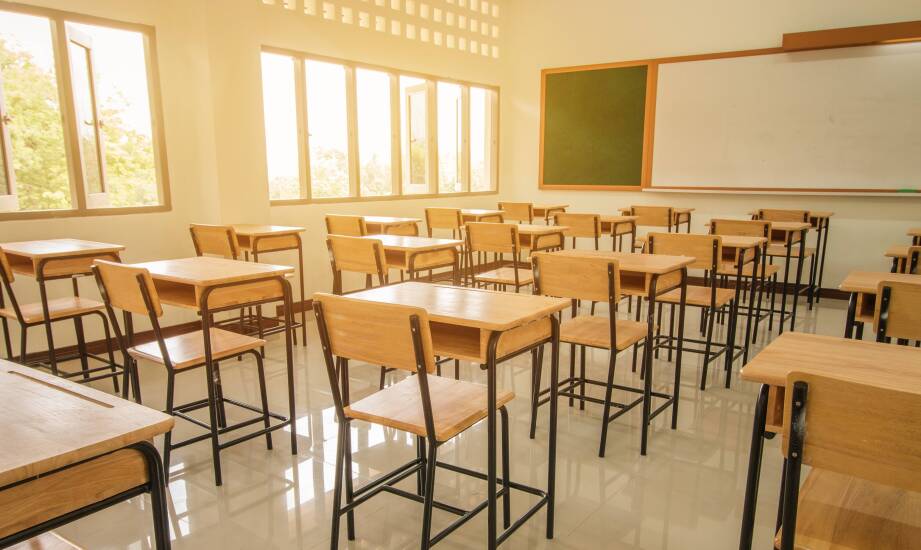 Jak krzesła składane drewniane wpływają na przestrzeń w klasach