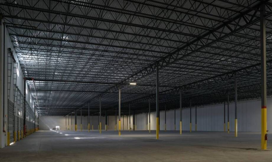 Zastosowanie hal przemysłowych w produkcji – korzyści z wynajmu