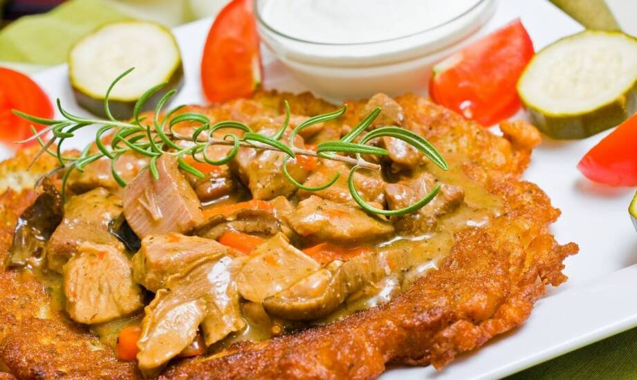 Placki ziemniaczane jako symbol polskiej kuchni w Swojskiej Chacie