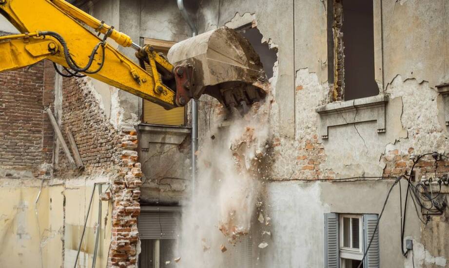 Proces wyburzania budynków – kluczowe etapy i zastosowania w budownictwie