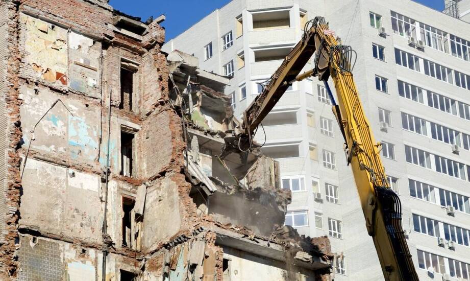 Rozbiórki budynków – najważniejsze etapy i zasady prac rozbiórkowych