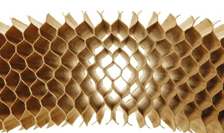 Jak tektura pięciowarstwowa zwiększa wytrzymałość opakowań?