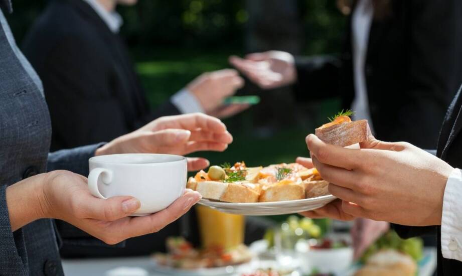 Catering firmowy – najnowsze trendy i inspiracje w organizacji posiłków