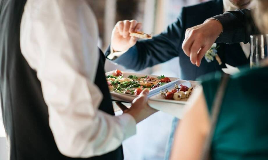 Catering dla firm – najważniejsze informacje i aktualne trendy w branży