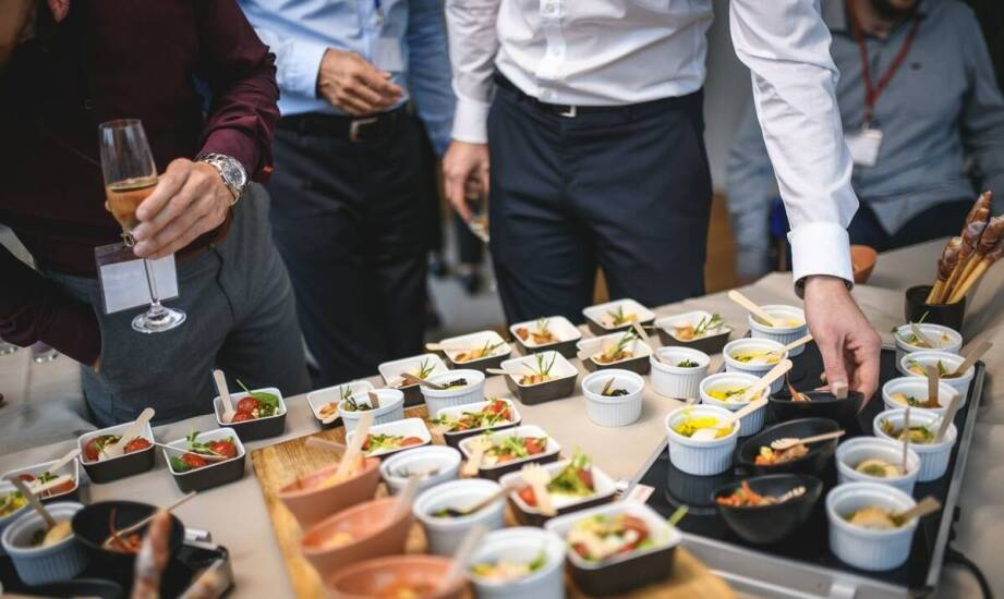 Catering dla firm – rozwiązania na udane spotkania i wydarzenia biznesowe