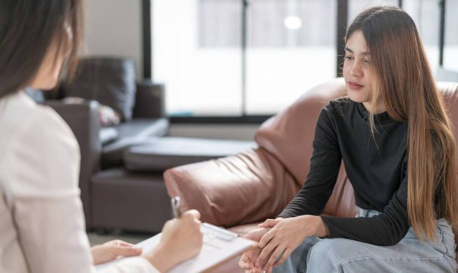 Jak psychoterapeuta wspiera w radzeniu sobie z trudnościami emocjonalnymi