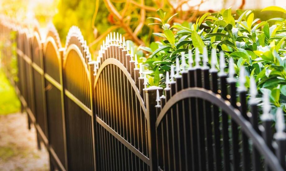 Nowoczesne rozwiązania ogrodzeniowe z metalu – styl i trwałość na lata