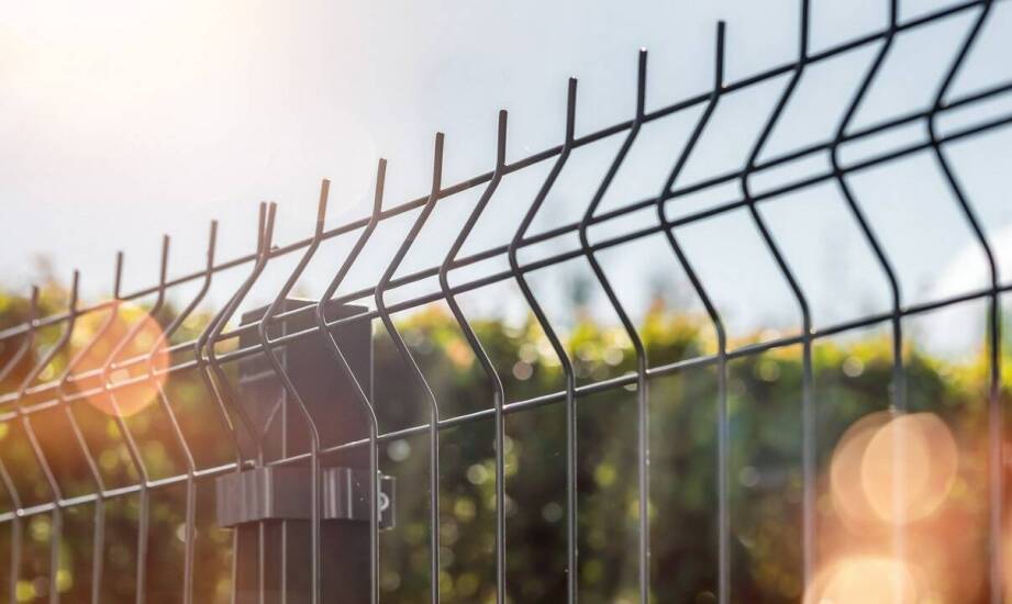 Płoty metalowe – rodzaje, zalety i zastosowania nowoczesnych ogrodzeń