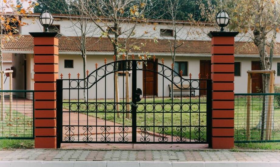 Rodzaje i zastosowania bram – praktyczne informacje oraz inspiracje