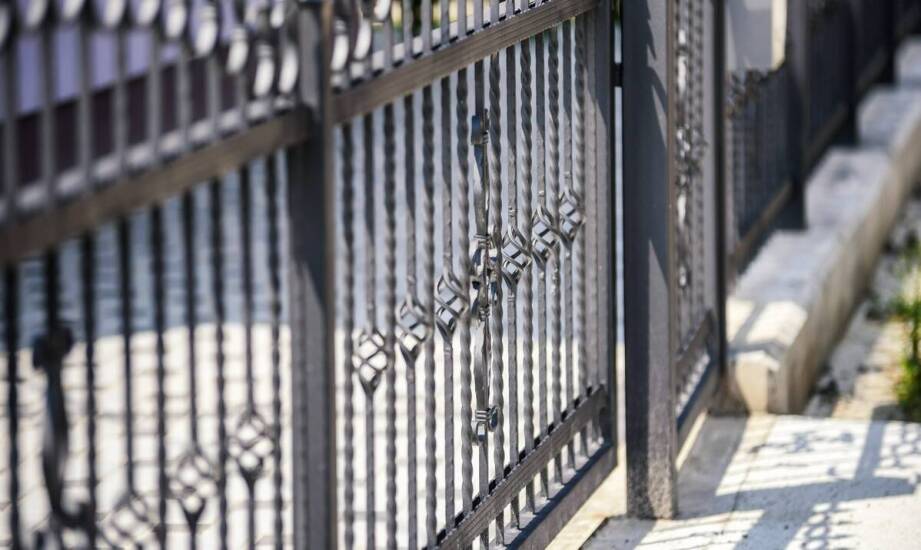 Rodzaje bram – przegląd rozwiązań i inspiracje do aranżacji posesji