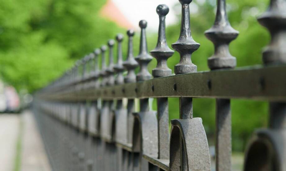 Płoty metalowe – trwałość i nowoczesny design w ogrodzeniach posesji