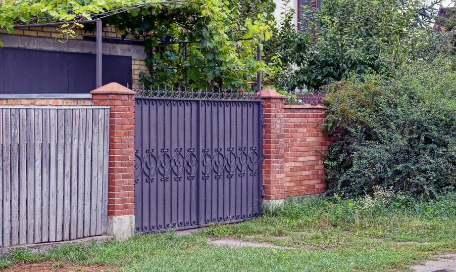 Nowoczesne ogrodzenia metalowe i panelowe – zalety oraz możliwości montażu