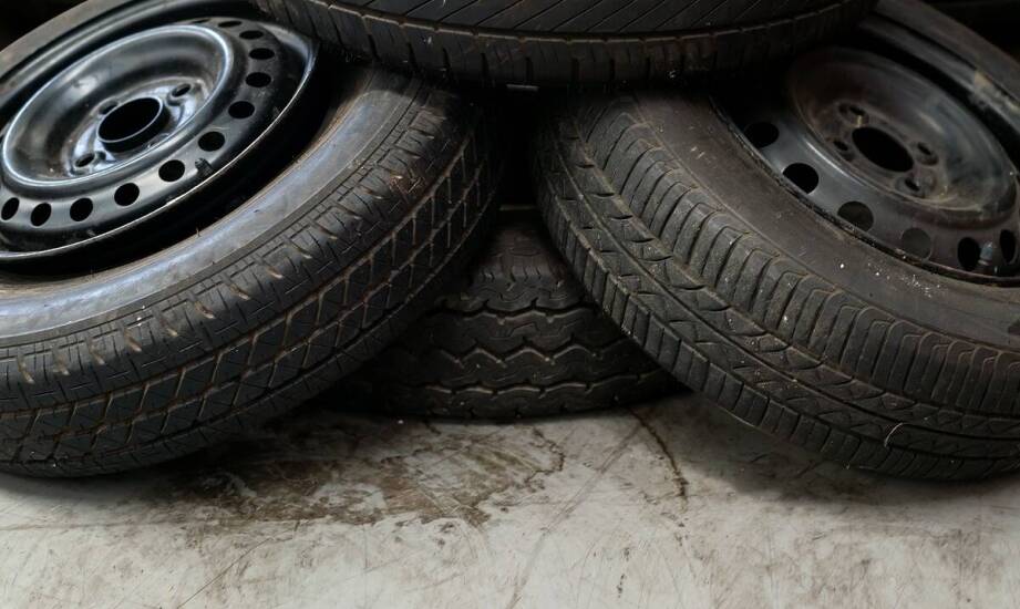 Odbiór zużytych opon – zasady, możliwości i korzyści recyklingu