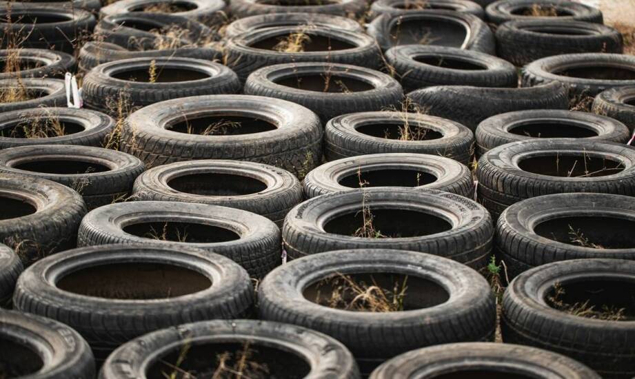 Drugie życie opon – jak powstają nowe produkty z recyklingu zużytych opon