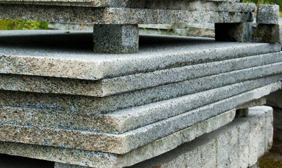Płyty granitowe – trwałość i estetyka w aranżacjach wnętrz i ogrodów
