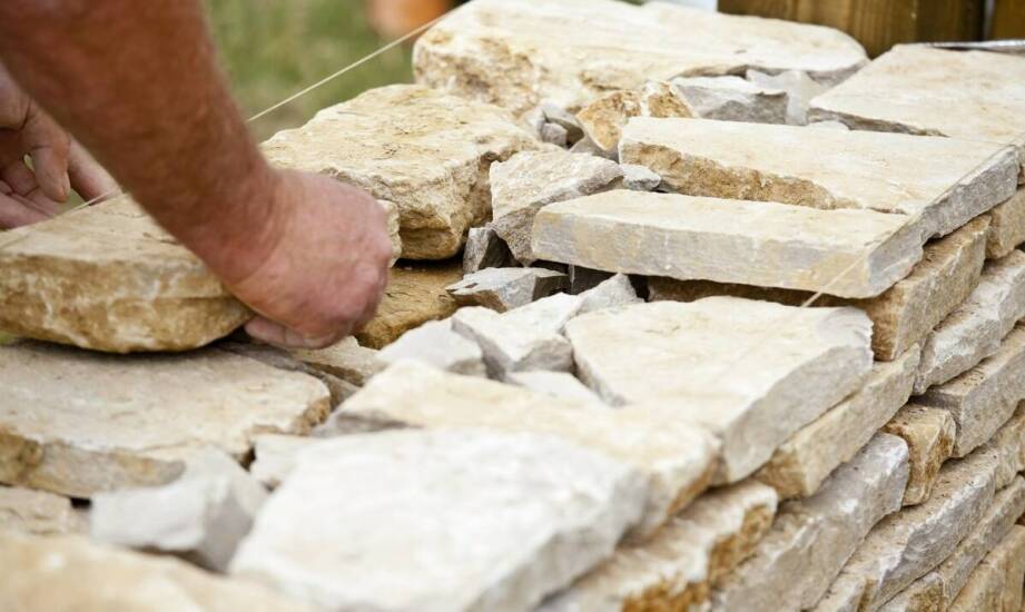 Zastosowanie kamienia w aranżacji wnętrz i ogrodów – inspiracje i pomysły