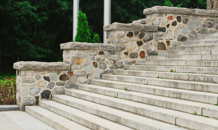Schody z kamienia – trwałość i styl w aranżacji nowoczesnych wnętrz